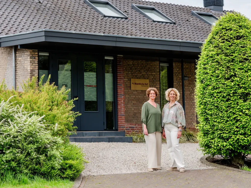 Chantal en Angelique voor de ingang van rouwcentrum 't Waerdsche Hof in Oudewater