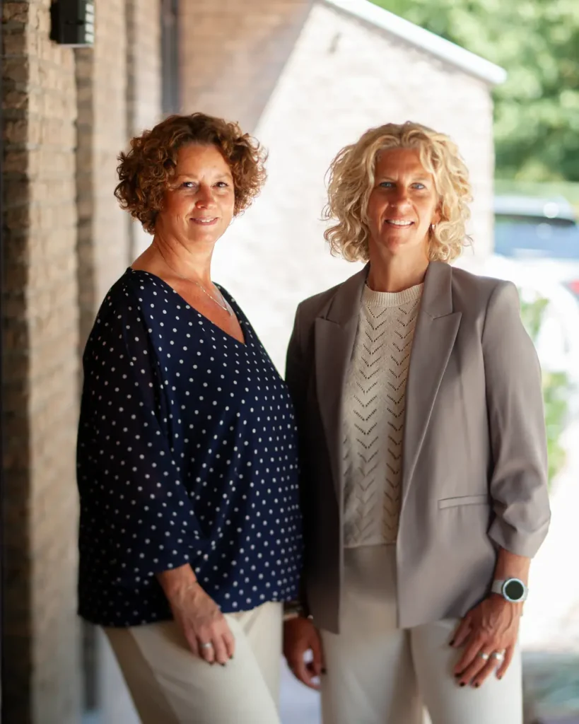 Chantal en Angelique van Andante Uitvaartbegeleiding bij 't Waerdsche Hof